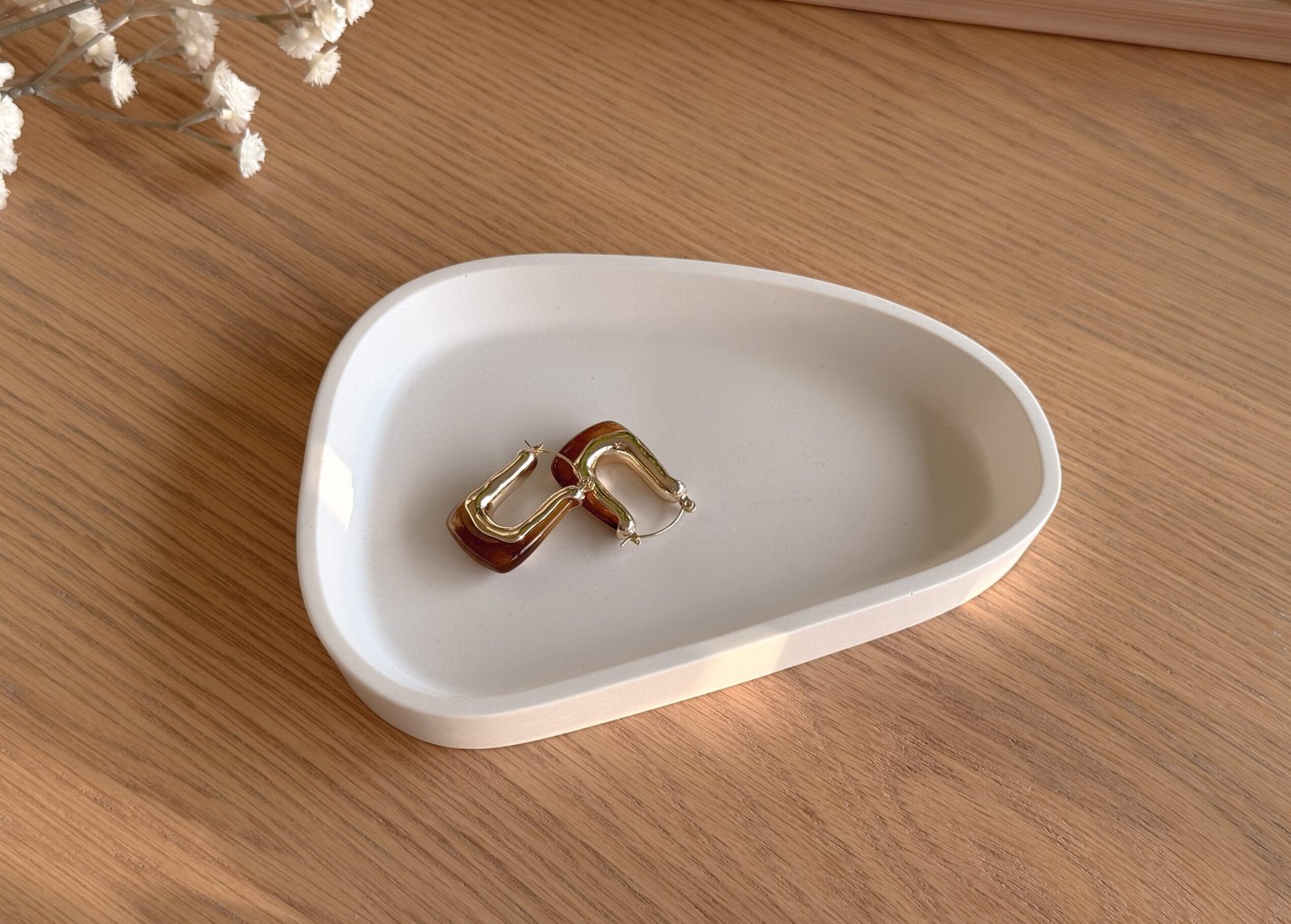Sculptural decorative tray with organic stone shape – The Drift Tray