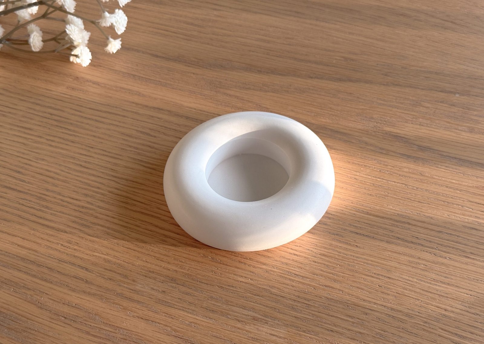 Minimal candle holder with a central opening – Halo Light Holder