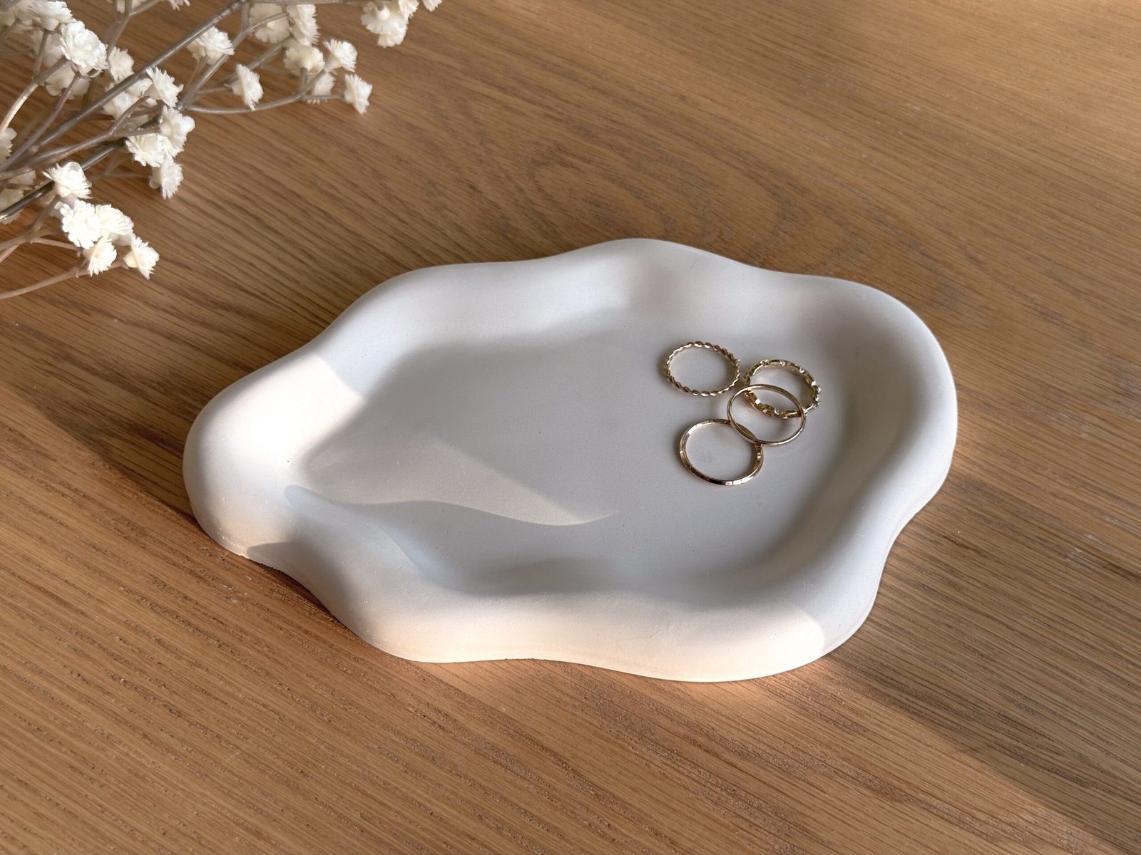 Decorative dish with wavy, floral edges – Wavy Bloom Tray