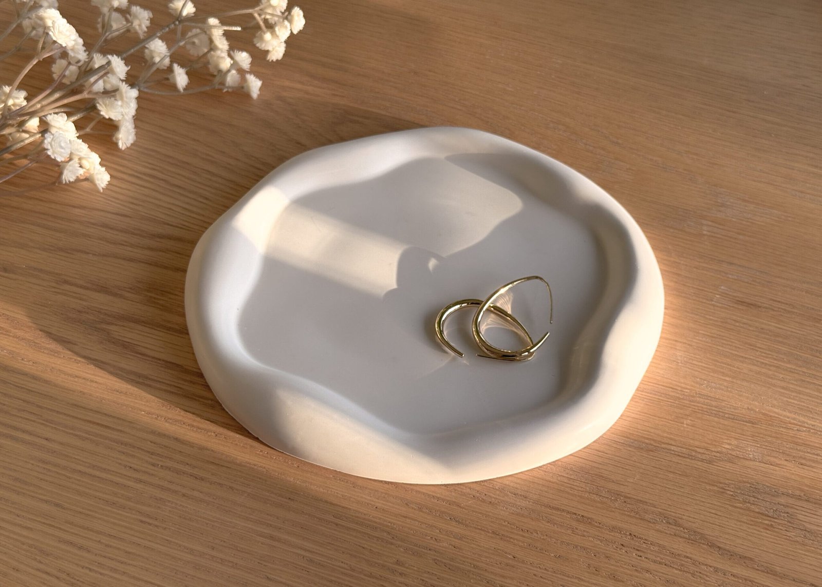 Round decorative tray with soft wavy edges in a minimalist finish – Cloud Rim Dish